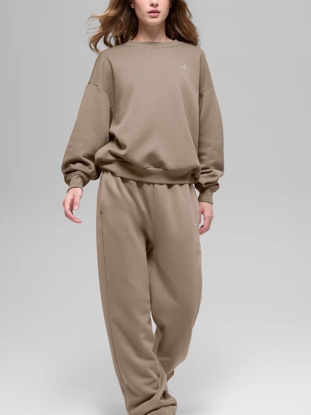 ALO YOGA ACCOLADE SWEAT SET IN GRAVEL